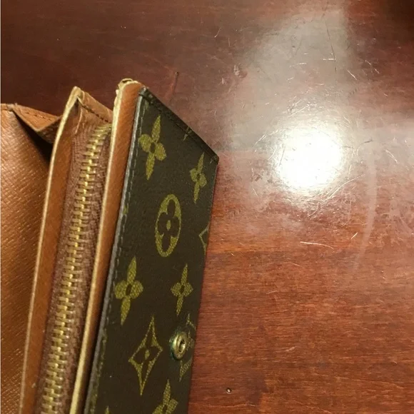 Louis Vuitton Monogram Wallet in Black and Gold - Picture 9 of 16